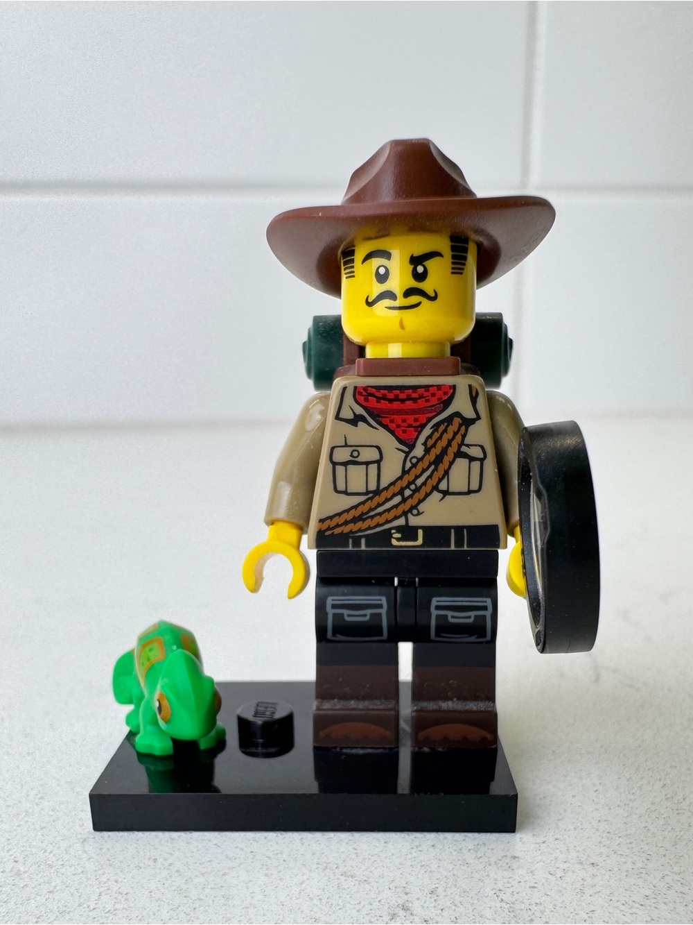 Lego Minifig - Jungle Explorer - CMF Series 19